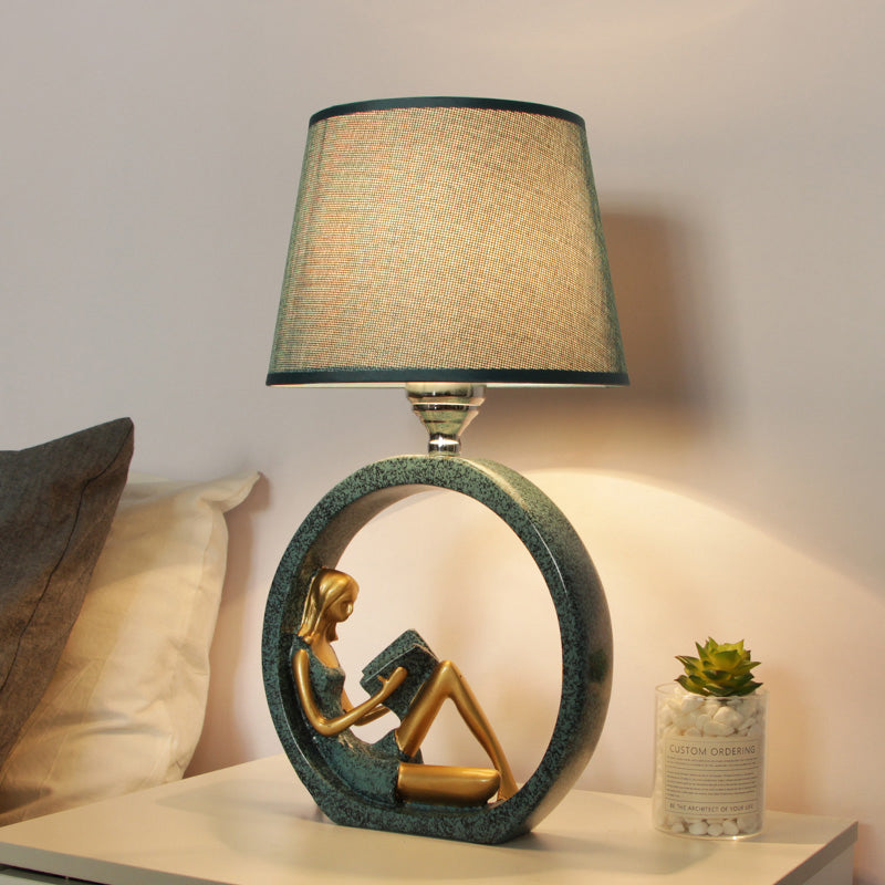 Avelyn | Yndefuld Leserharz Tischlampe mit blauer Stoffschirm