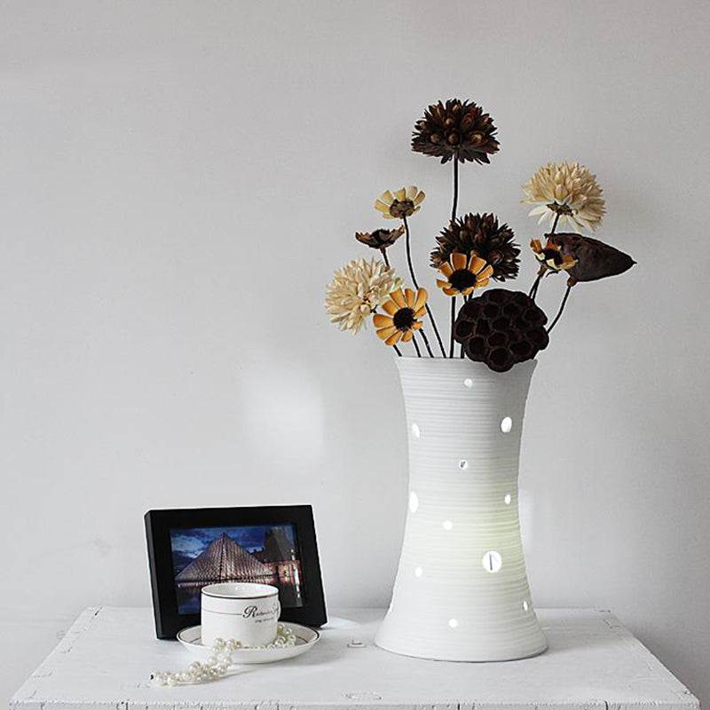 Vaselle – Weiße Keramiklampe mit naturinspirierten getrockneten Blumen