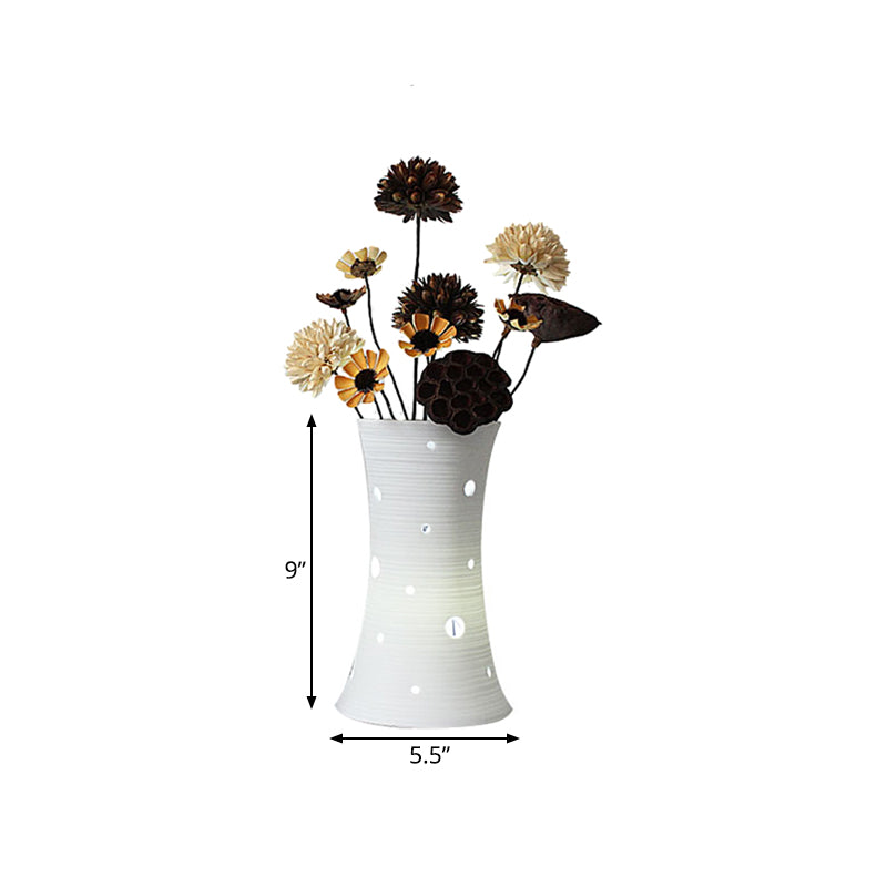 Vaselle – Weiße Keramiklampe mit naturinspirierten getrockneten Blumen