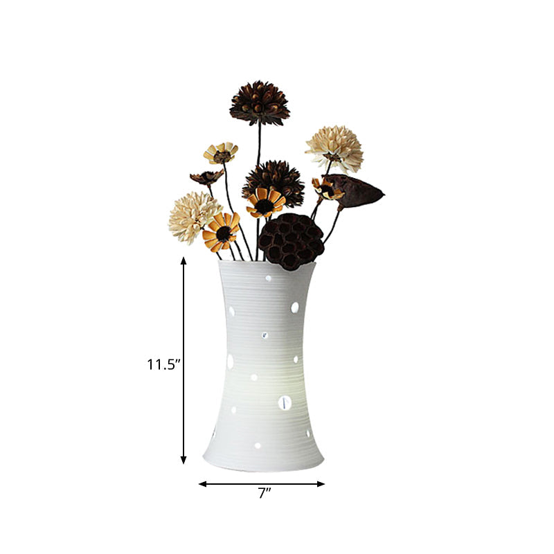 Vaselle – Weiße Keramiklampe mit naturinspirierten getrockneten Blumen