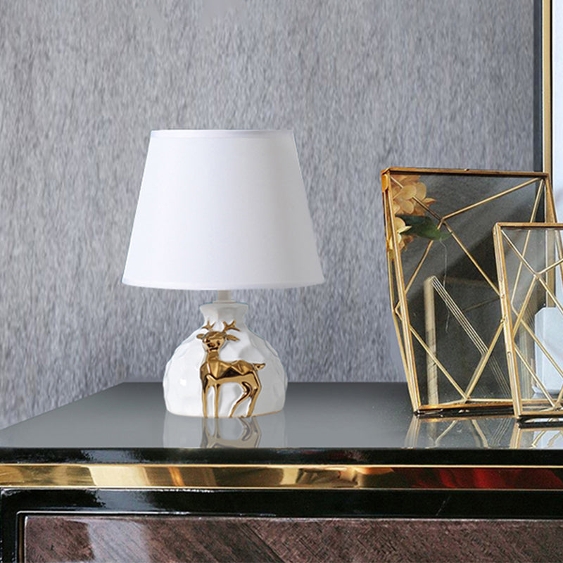 Fawnell – rustikale Tischlampe mit Hirschbasis