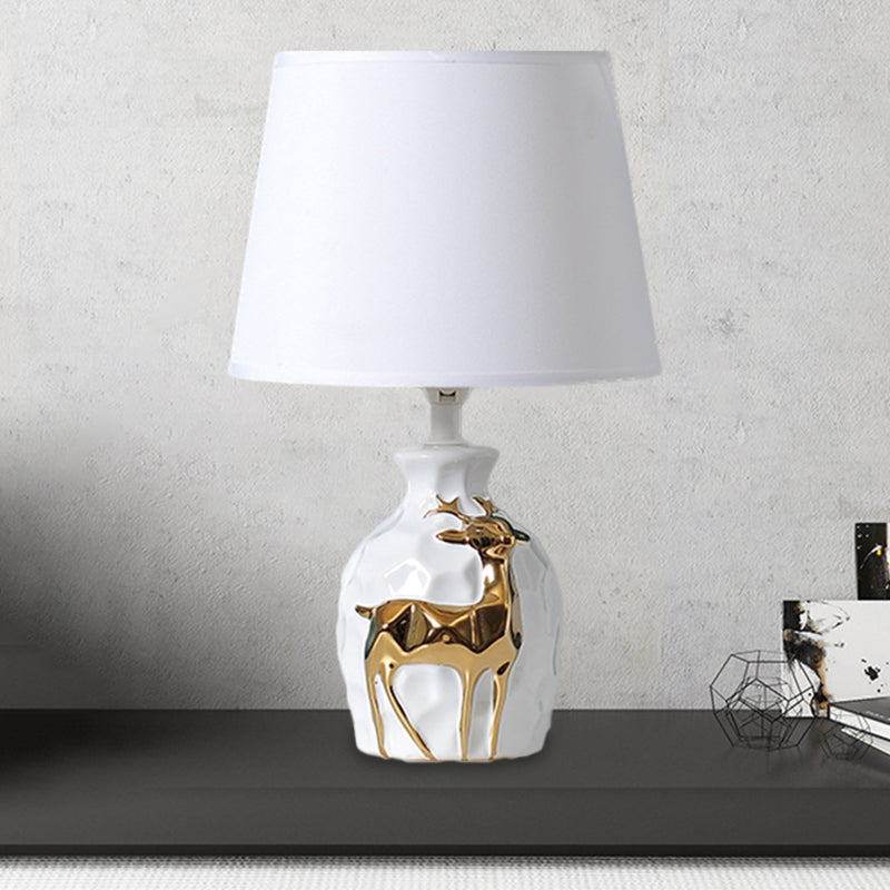 Fawnell – rustikale Tischlampe mit Hirschbasis