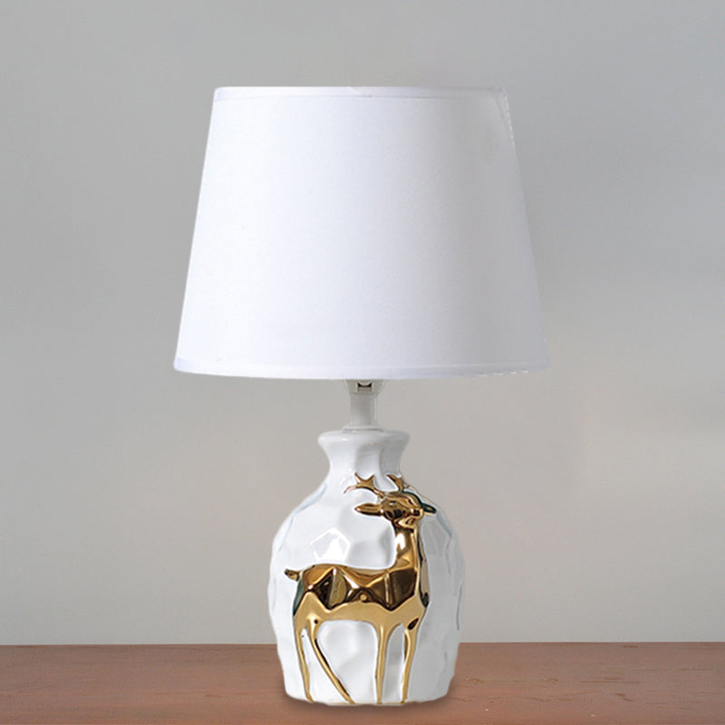 Fawnell – rustikale Tischlampe mit Hirschbasis