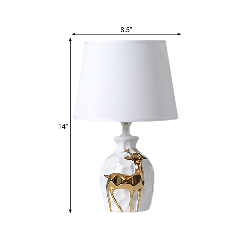 Fawnell – rustikale Tischlampe mit Hirschbasis