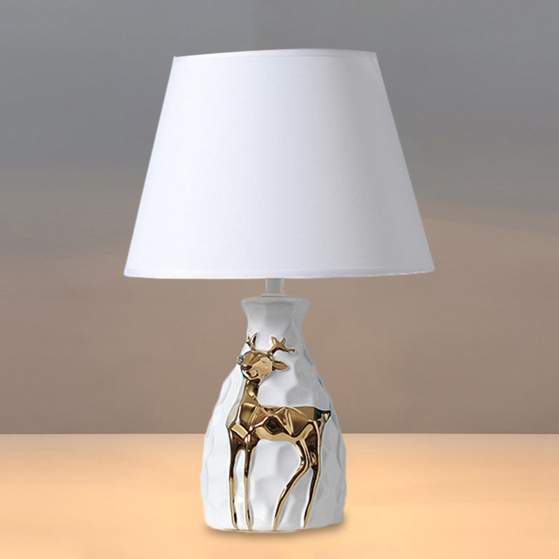Fawnell – rustikale Tischlampe mit Hirschbasis