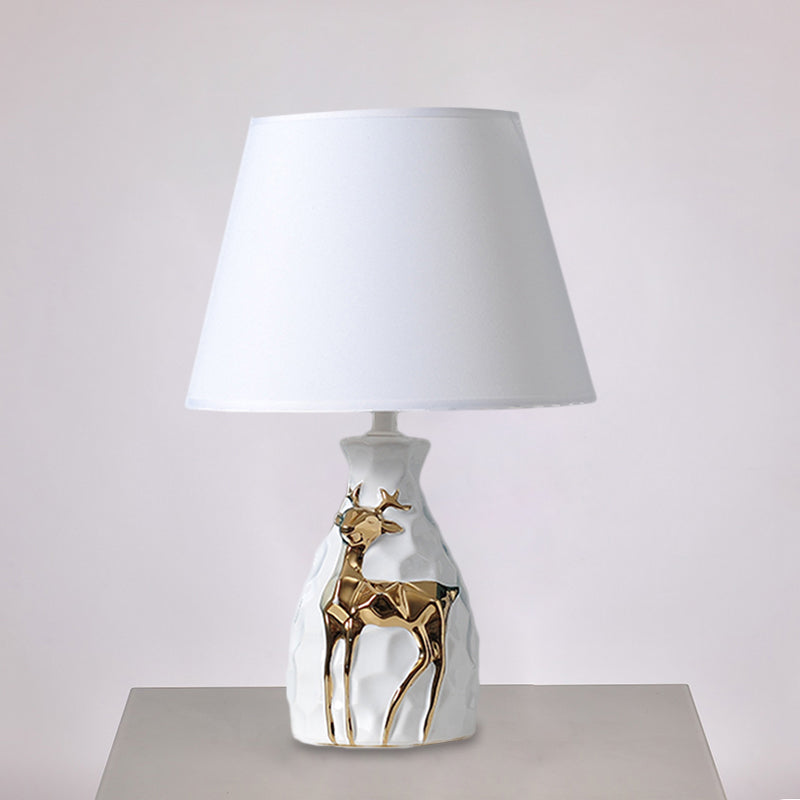 Fawnell – rustikale Tischlampe mit Hirschbasis