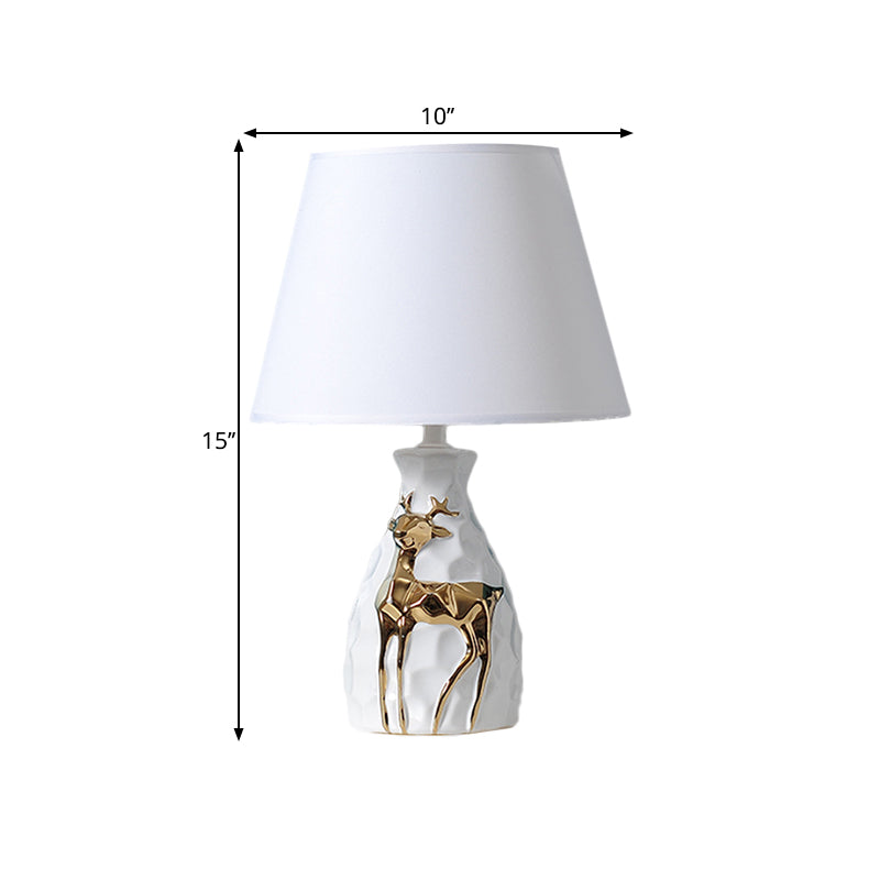 Fawnell – rustikale Tischlampe mit Hirschbasis