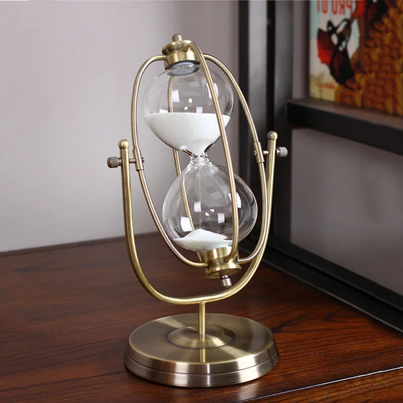 Zeitlose Eleganz – Vintage-Stundenglas mit klassischem Gestell zur Dekoration