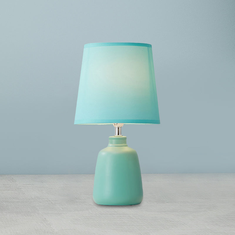 Lunavase – Weiche spitz zulaufende Stofflampe mit keramischem Fuß