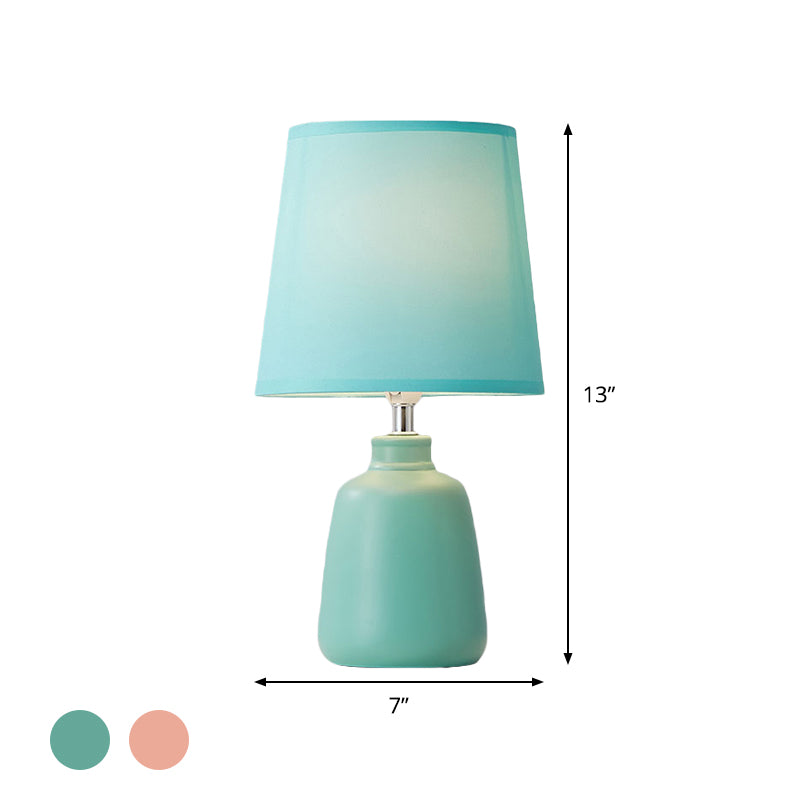 Lunavase – Weiche spitz zulaufende Stofflampe mit keramischem Fuß