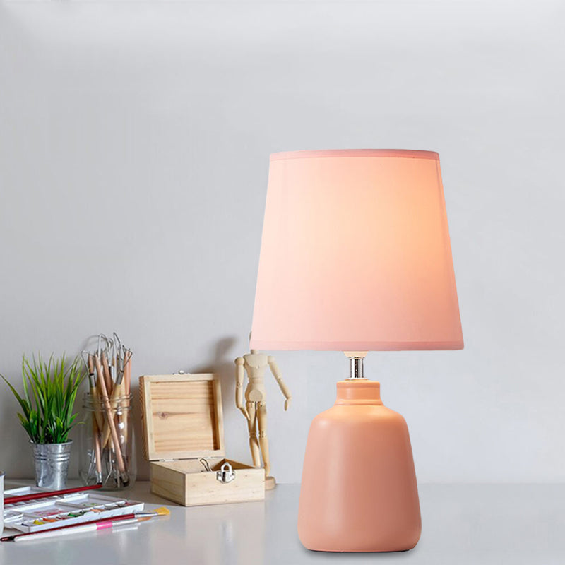 Lunavase – Weiche spitz zulaufende Stofflampe mit keramischem Fuß
