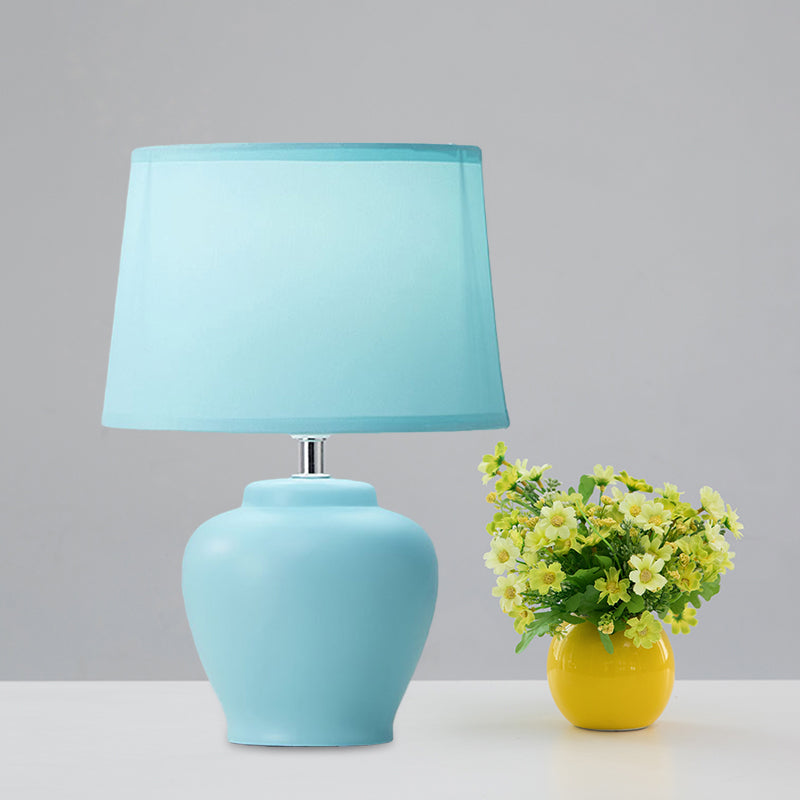 Lunavase – Weiche spitz zulaufende Stofflampe mit keramischem Fuß