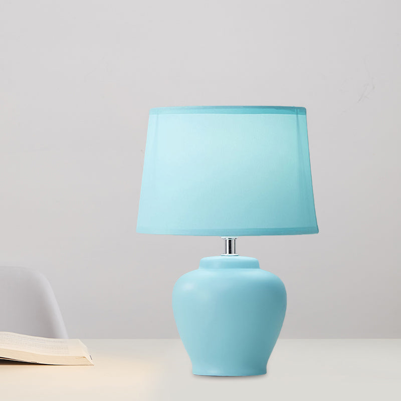Lunavase – Weiche spitz zulaufende Stofflampe mit keramischem Fuß