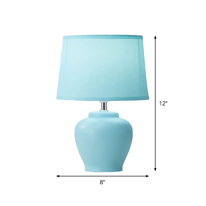 Lunavase – Weiche spitz zulaufende Stofflampe mit keramischem Fuß