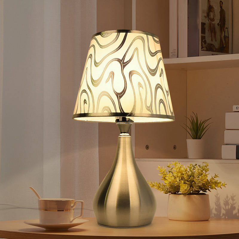 Virella - Stilvolle konisch zulaufende Nachttischlampe mit gemusterter Stoffschirme