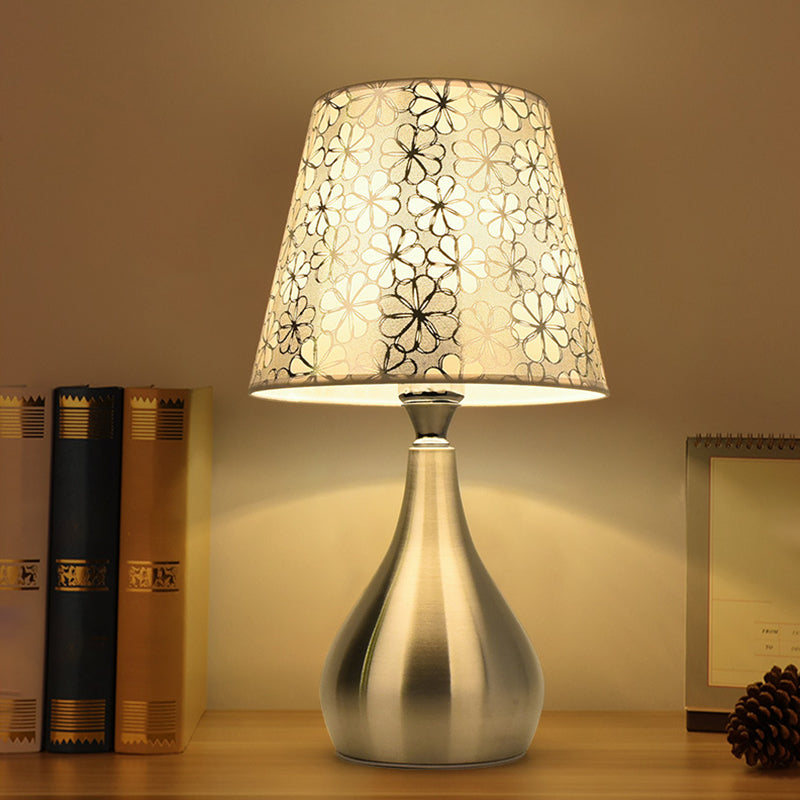 Virella - Stilvolle konisch zulaufende Nachttischlampe mit gemusterter Stoffschirme