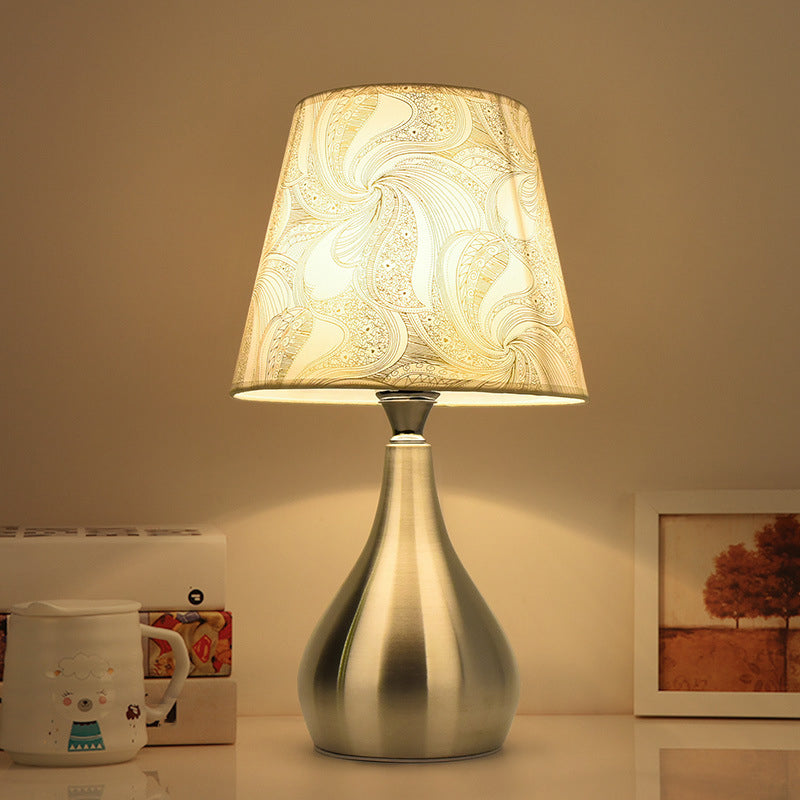 Virella - Stilvolle konisch zulaufende Nachttischlampe mit gemusterter Stoffschirme
