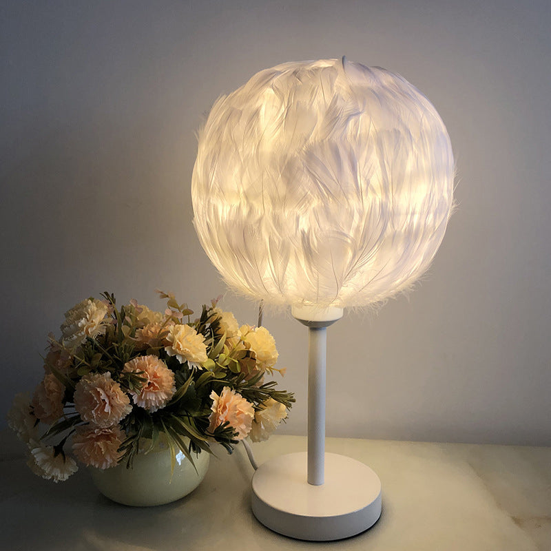 Feathora – Handgefertigte Feather Sphere Tischlampe