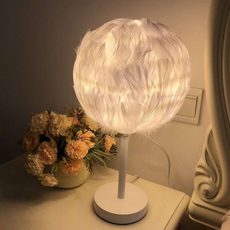 Feathora – Handgefertigte Feather Sphere Tischlampe