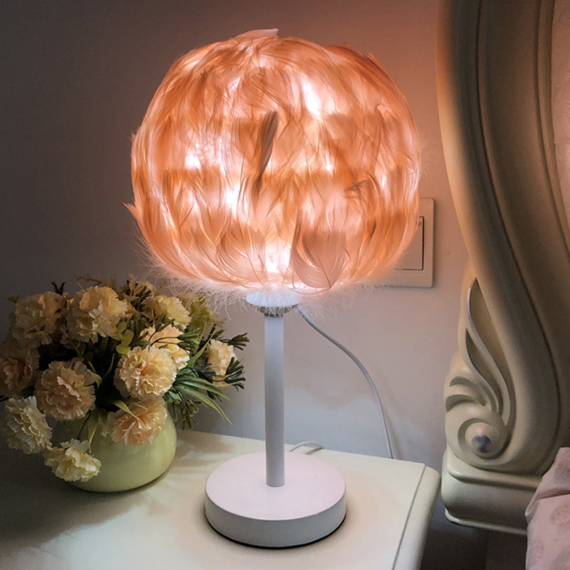 Feathora – Handgefertigte Feather Sphere Tischlampe