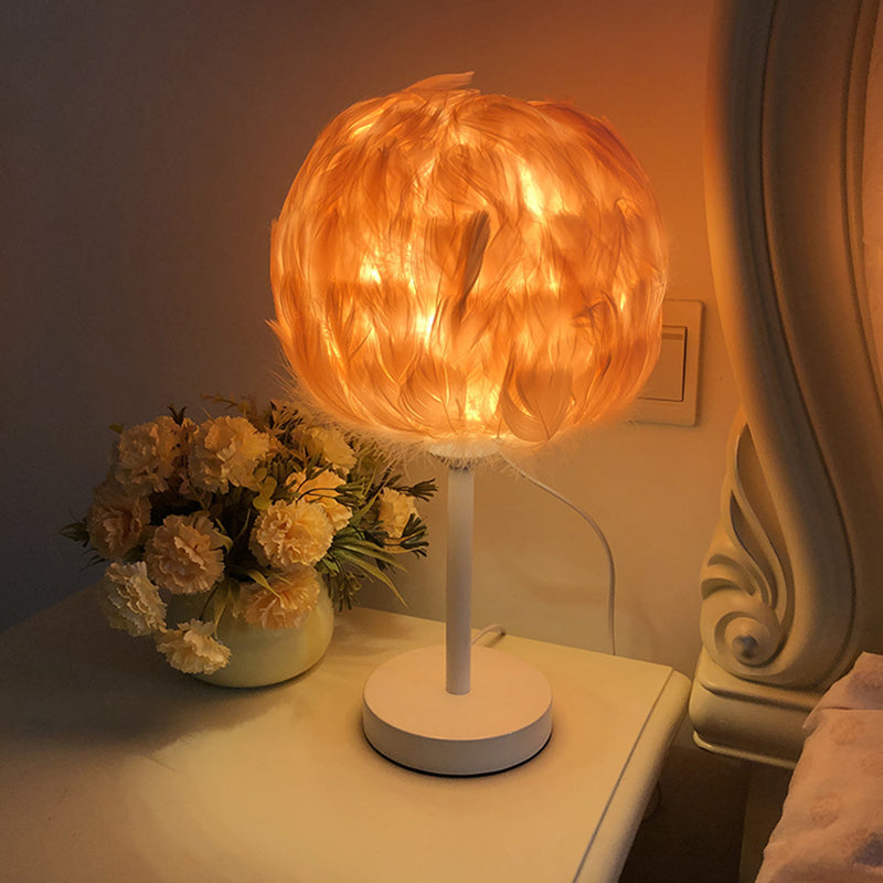 Feathora – Handgefertigte Feather Sphere Tischlampe