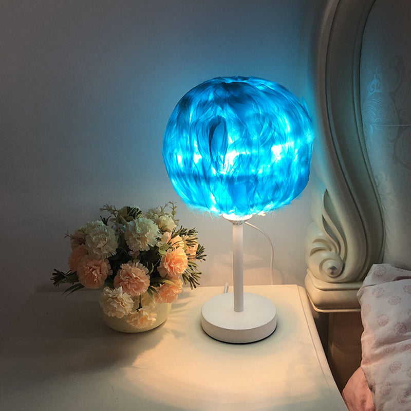 Feathora – Handgefertigte Feather Sphere Tischlampe