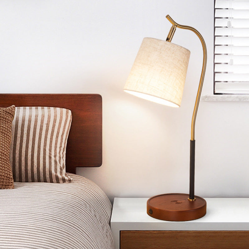 Elyra – LED Tischlampe mit Anpassbarem Design und Softem Umgebungslicht