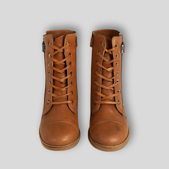 Astrid Klassische Kampfstiefel mit Reißverschluss und Gurt-Details