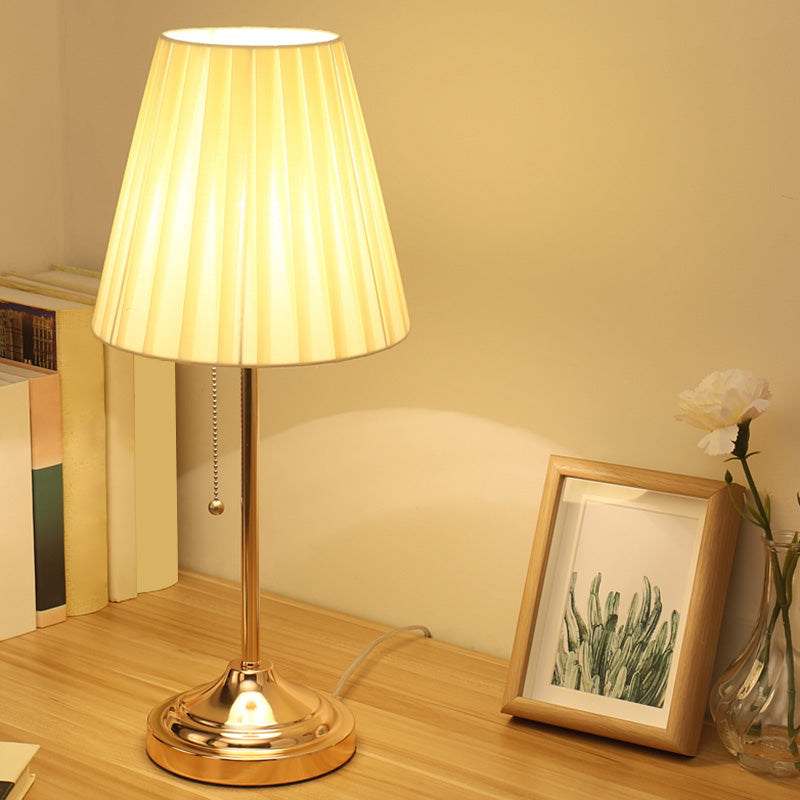 AstralGlow - Elegante Stoff Empire Shade Tischlampe mit Zugkette