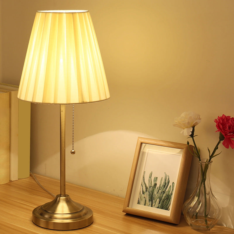 AstralGlow - Elegante Stoff Empire Shade Tischlampe mit Zugkette