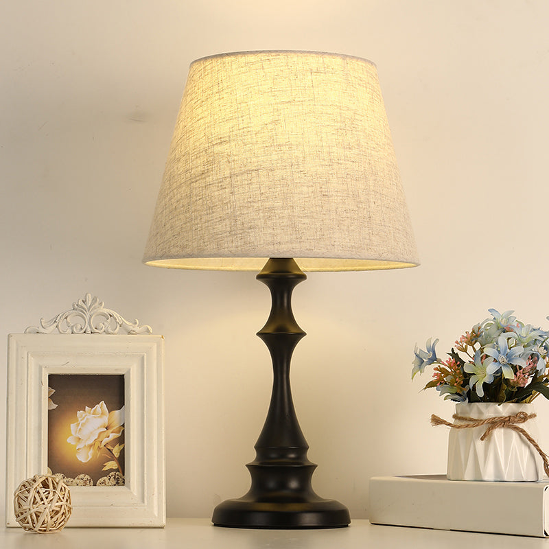 LuxeBeam Eisen Nachttischlampe – Minimalistische Tischlampe mit konischer Stoffschirm
