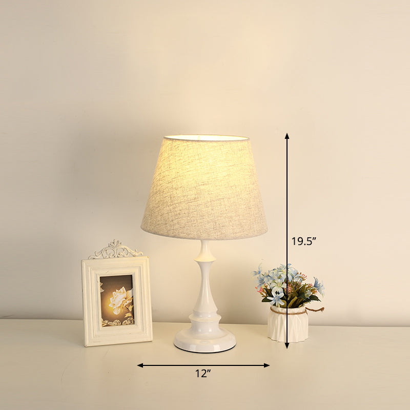LuxeBeam Eisen Nachttischlampe – Minimalistische Tischlampe mit konischer Stoffschirm