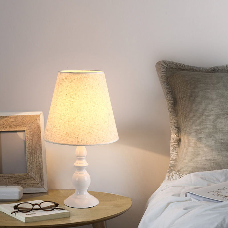 LuxeBeam Eisen Nachttischlampe – Minimalistische Tischlampe mit konischer Stoffschirm