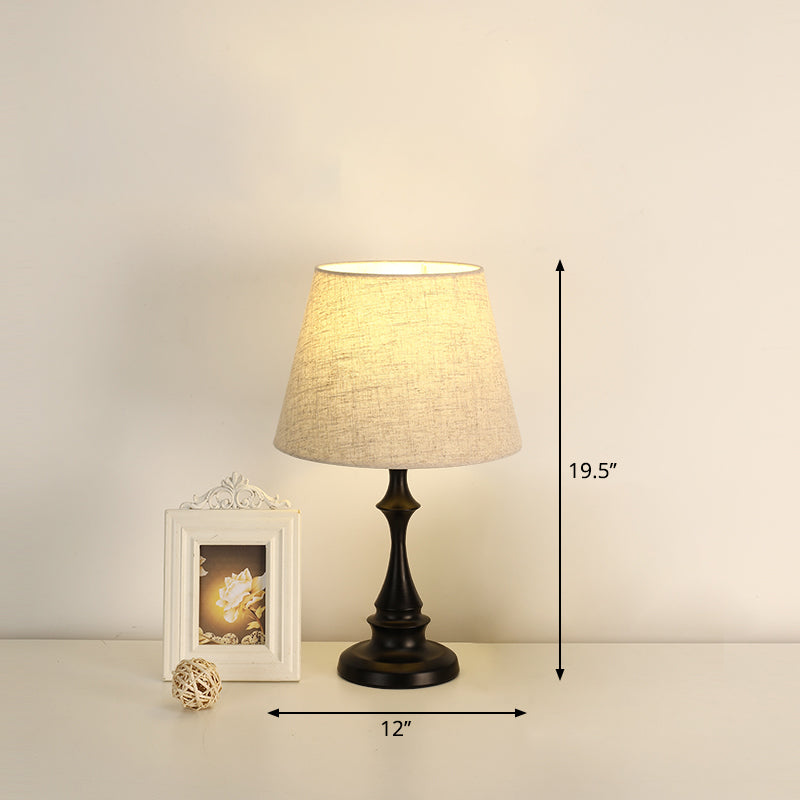 LuxeBeam Eisen Nachttischlampe – Minimalistische Tischlampe mit konischer Stoffschirm