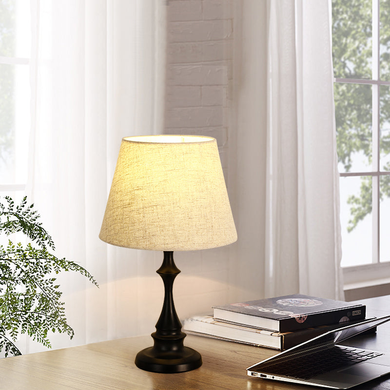 LuxeBeam Eisen Nachttischlampe – Minimalistische Tischlampe mit konischer Stoffschirm