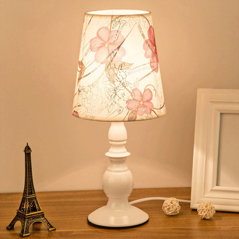Lumivelle – Klassische weiße Tischlampe