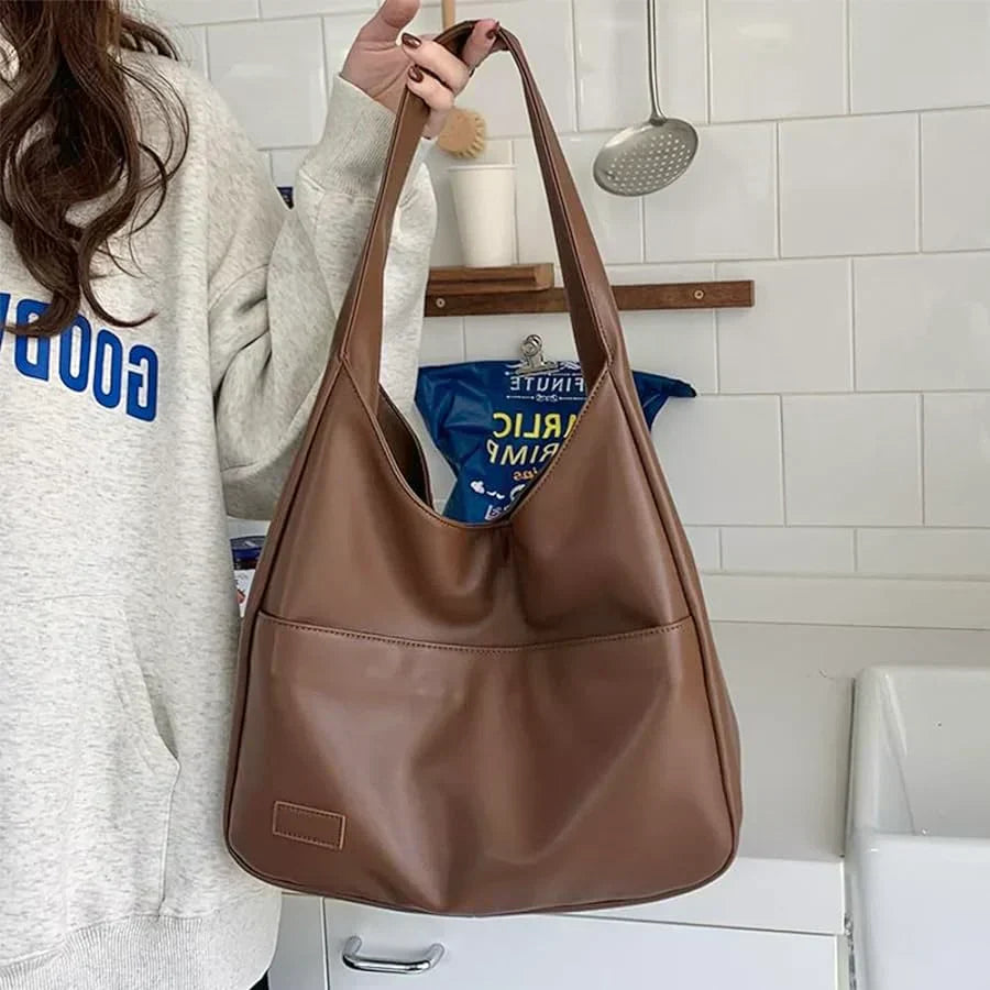 Mette – Weiche slouchy Schultertasche mit breitem Gurt