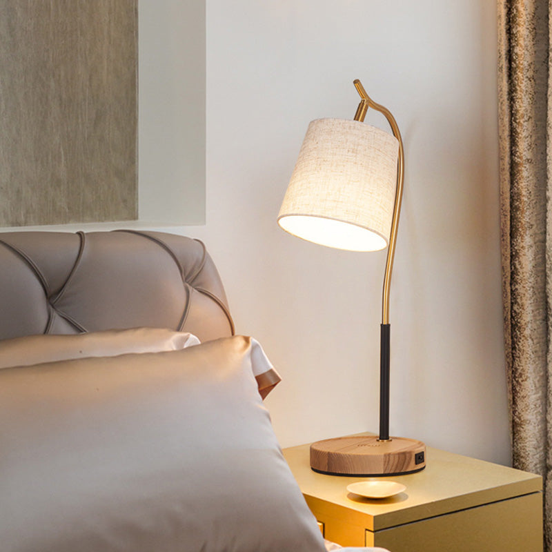 Elyra – LED Tischlampe mit Anpassbarem Design und Softem Umgebungslicht