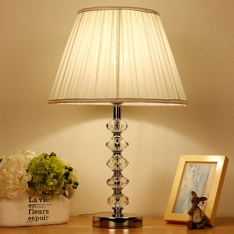 Claravelle – Klassische Tischlampe mit zusammengefasstem Schirm und Kristalldetail