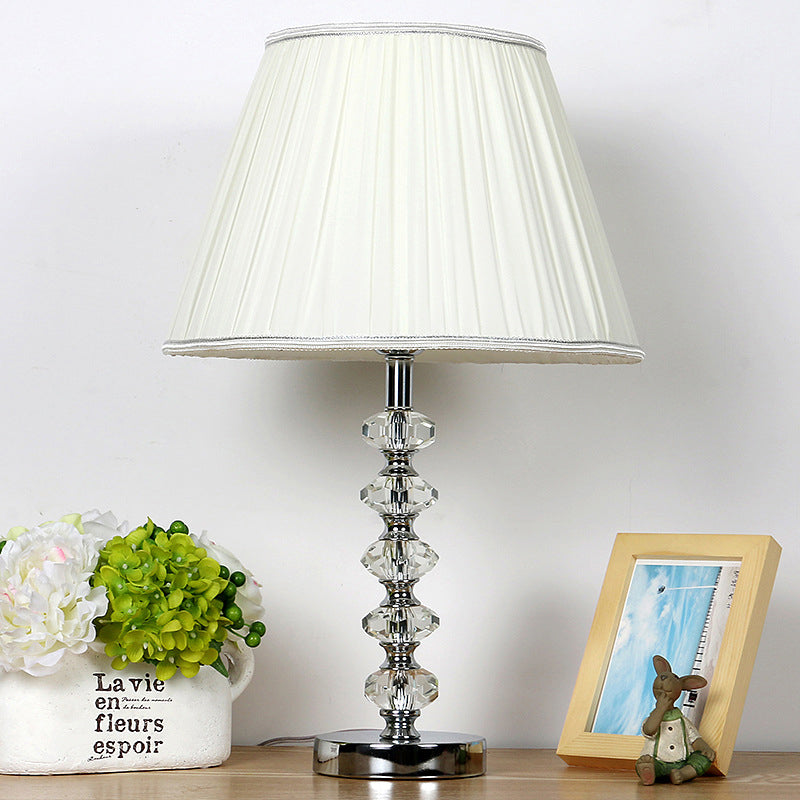 Claravelle – Klassische Tischlampe mit zusammengefasstem Schirm und Kristalldetail