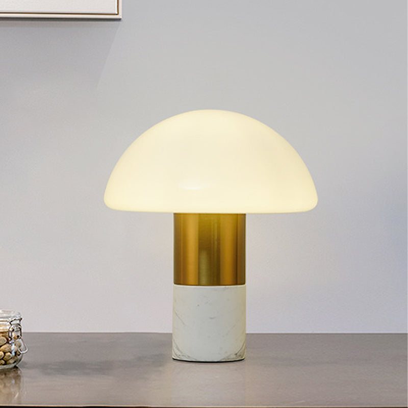 LumoSphere - Elegante Kuppel Tischlampe mit milchigem Glasschirm