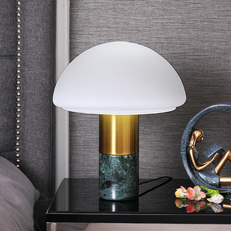 LumoSphere - Elegante Kuppel Tischlampe mit milchigem Glasschirm