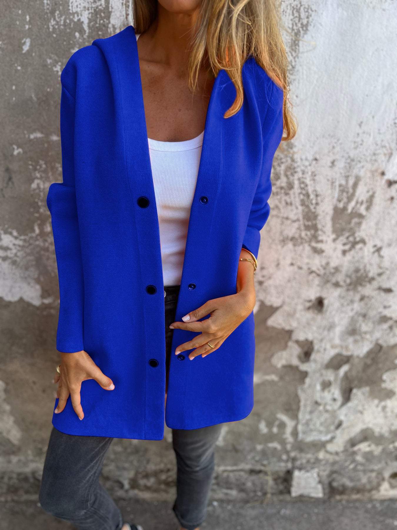 Johanna – Strickjacke mit Knopfverzierung