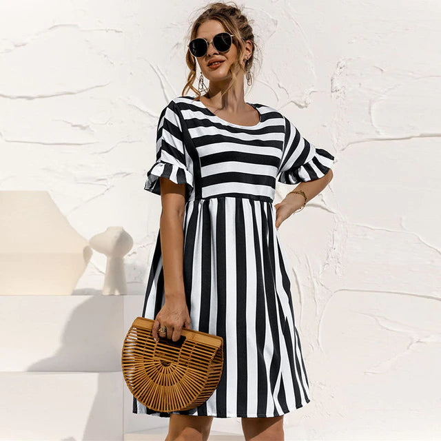 Livia - Voluminöse Rüschen und elegantes Kleid mit gestreiftem Druck