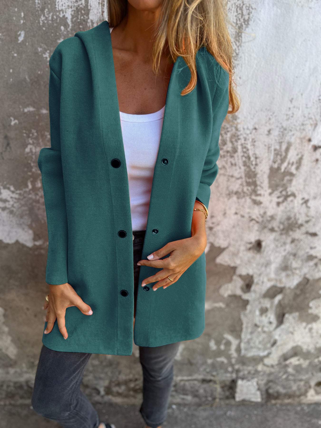 Johanna – Strickjacke mit Knopfverzierung