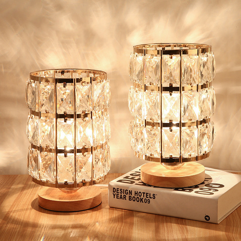 Crystallea – Moderne goldene Kristallkopf-Design Nachttischlampe