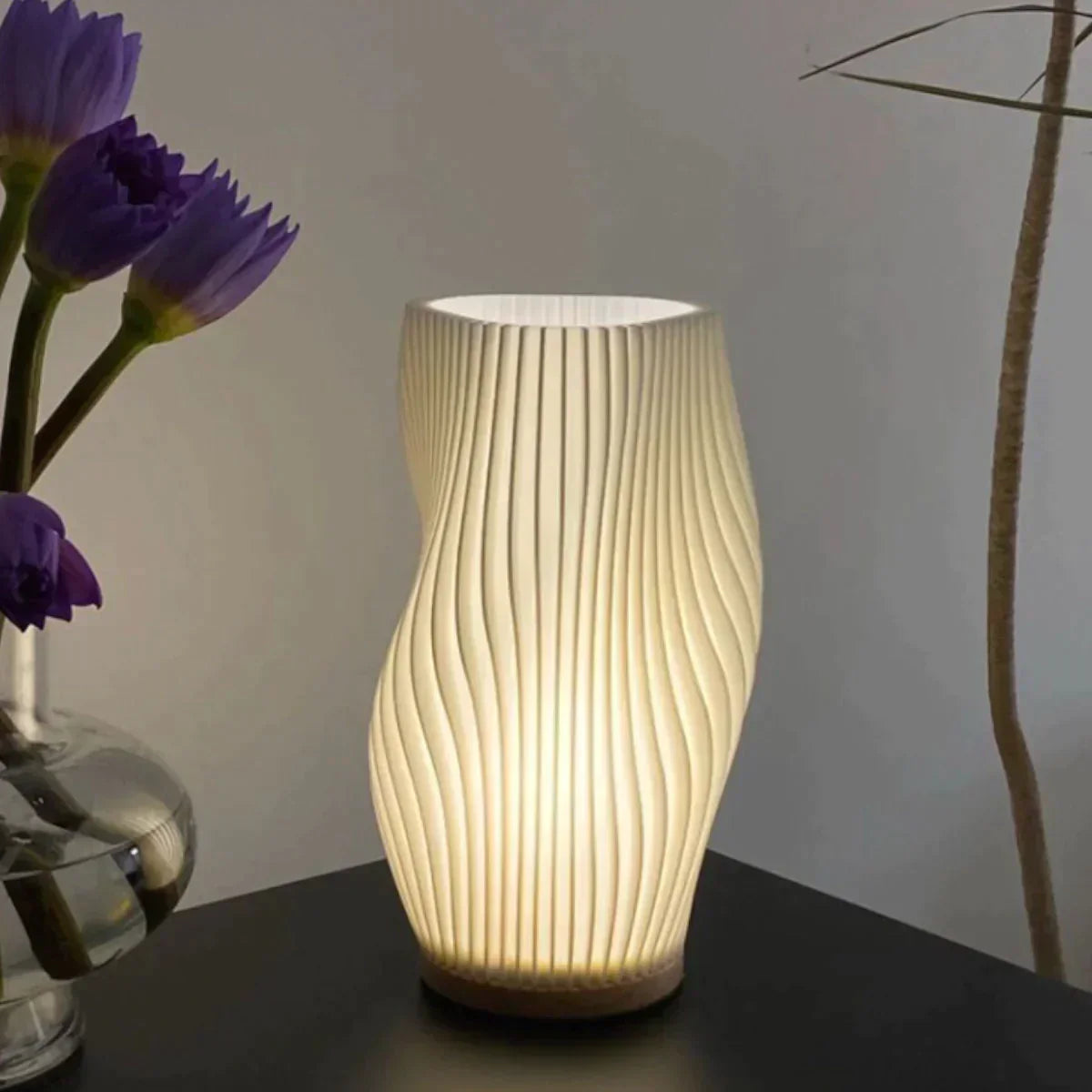 WaveLume – Moderne geknöpfte Tischlampe mit skulpturalem Design