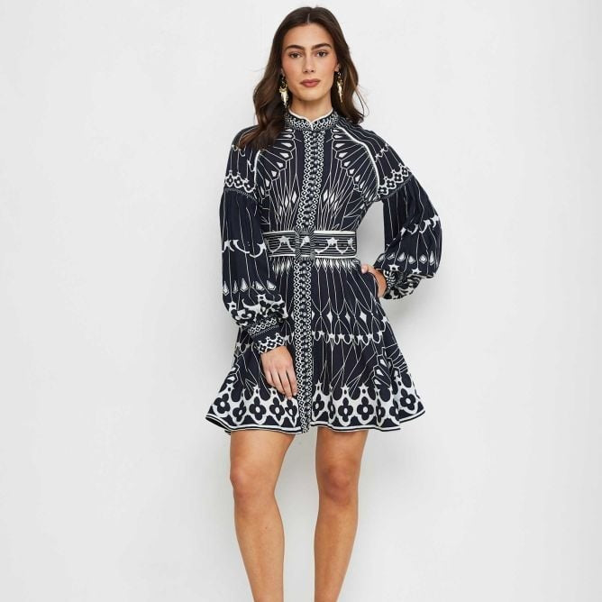 Dahlia - Elegantes kurzes Kleid mit langen Ärmeln und plissiertem Druck