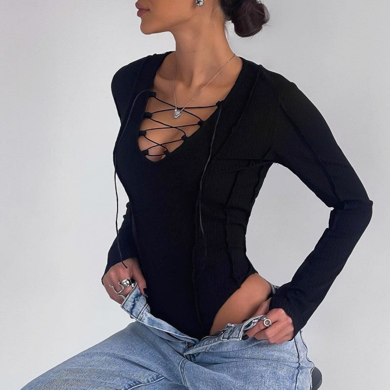 Janica - Figurbetonender Body mit raffiniertem Schnürdesign