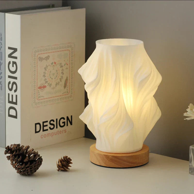 VelaLume - Zuverlässige Tischlampe mit gewelltem Schirmdesign